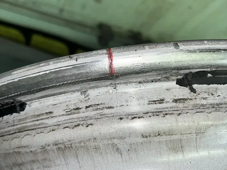Damaged rim lip before repair