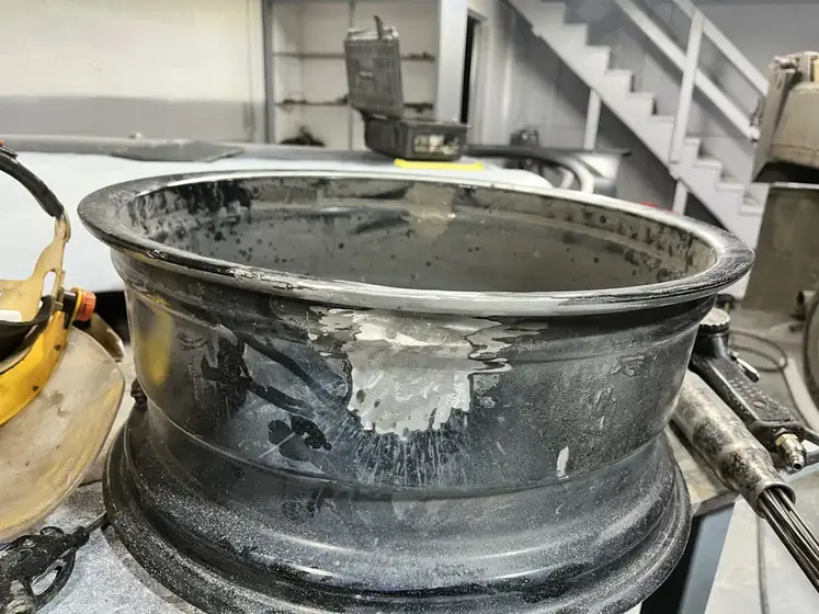 Welded repair running along an alloy wheel barrel
